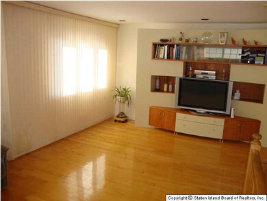 83 Robin Ct, Staten Island, NY 10309 - photo 2