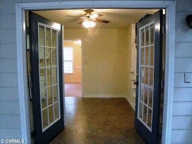 Porch - French doors open from the screened porchi
