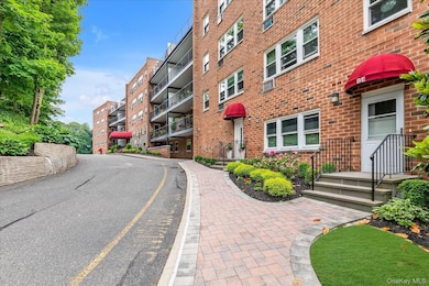 30 Pearsall Ave unit 2F, Glen Cove, NY 11542 - photo 2