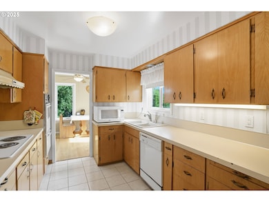 15909 NE Morris St, Portland, OR 97230 - photo 4