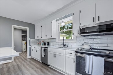 Kitchen featuring tasteful backsplash, white cabin