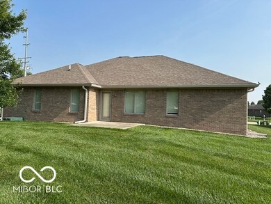 4929 Imperial Dr, Columbus, IN 47203 - photo 2