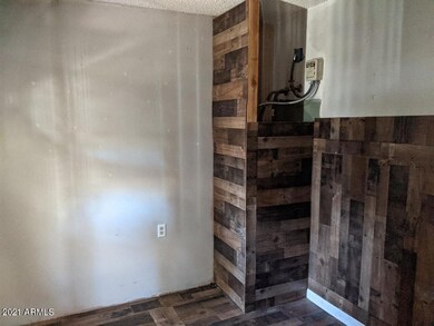 2823 wooden walled room 8-3