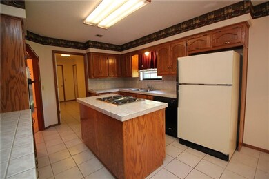 908 NW 9th St, Bentonville, AR 72712 - photo 3