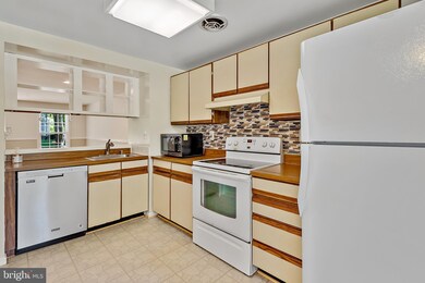 20500 Strath Haven Dr, Montgomery Village, MD 20886 - photo 6