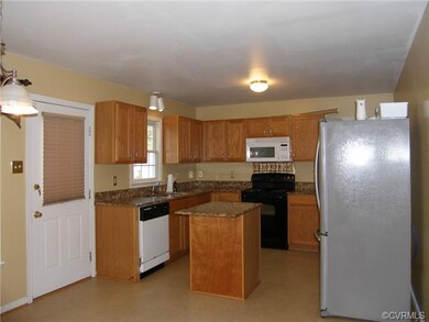 Eat-in Kitchen/Vinyl Floor,GRANITE COUNTERS,Island