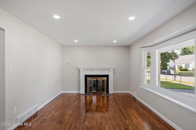 11-web-or-mls-403-charles-st