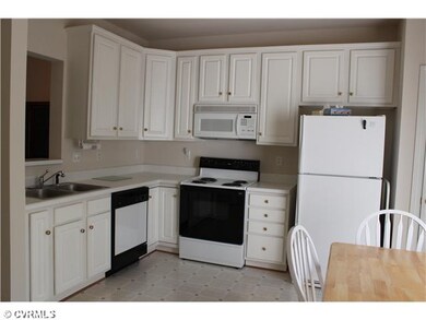 Kitchen - Quality Cabinets in a Large Eat-in Kitch