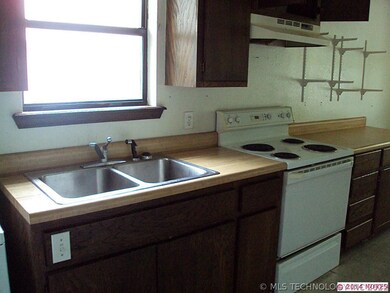 316 N Whitaker St, Pryor, OK 74361 - photo 4