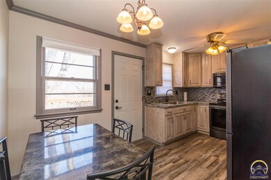 144 SW 40th Terrace, Topeka, KS 66609 - photo 5