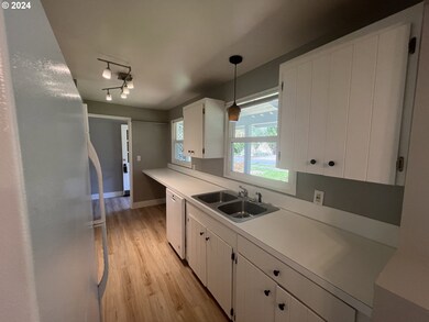 1725 SW Hicrest Ave, Portland, OR 97225 - photo 6