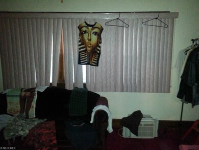Office/den or just extra living space off of dinni