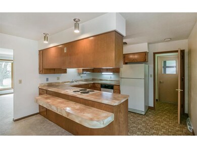Kitchen w/Breakfast Bar