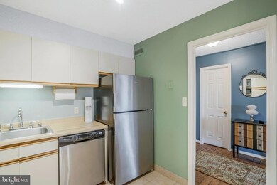 Lakeside Plaza Condominium unit 815, Baileys Crossroads, VA 22041 - photo 5