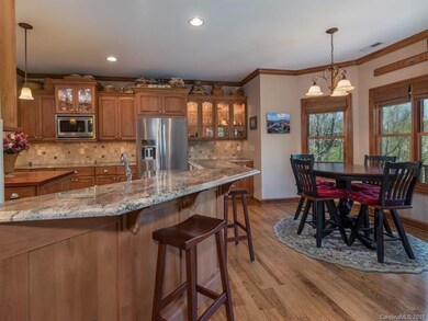 Kitchen & Breakfast Area