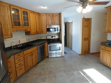 904 W Devonshire Rd, Delafield, WI 53018 - photo 5