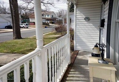 132 Woodland - Porch