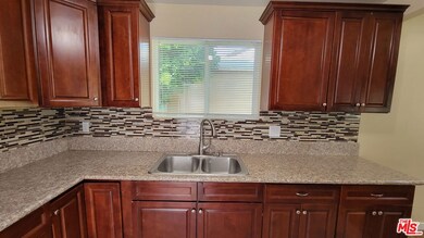 Gorgeus & LARGE Gourmet Kitchen
