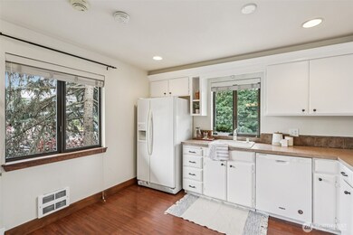 Top Floor Corner Unit with many Windows