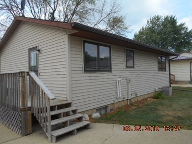 1117 Heartland Hills Dr, Waterloo, IA 50701 - photo 2