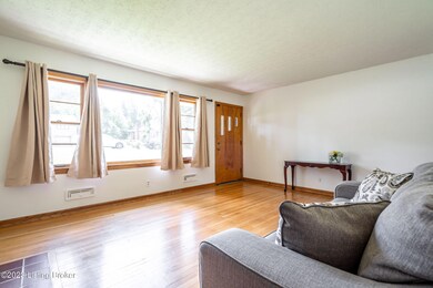 8216 Denise Dr, Louisville, KY 40219 - photo 7