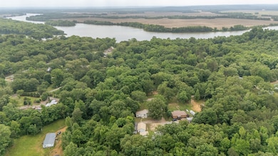 Less than One Mile from TN River!