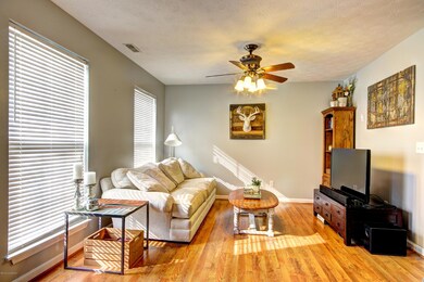 6927 Arbor Creek Dr unit 65, Louisville, KY 40228 - photo 4