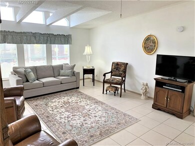 14' x 16' living room with vaulted ceiling, transo