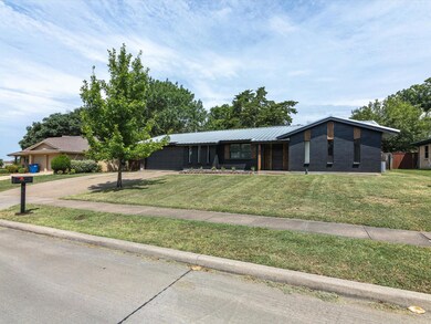 2303 Woodlawn Dr, Ennis, TX 75119 - photo 5