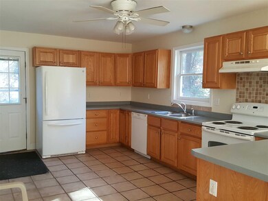 18 Mohawk Dr unit B, Londonderry, NH 03053 - photo 2