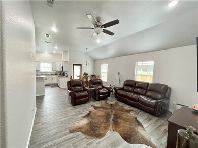 804 W Inez St, Beeville, TX 78102 - photo 4