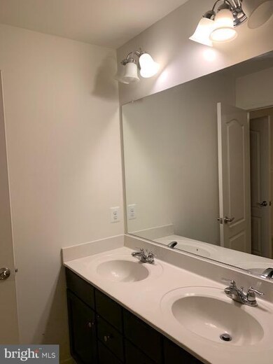 12749 Longford Glen Dr, Germantown, MD 20874 - photo 4