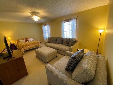 Spacious primary bedroom!!