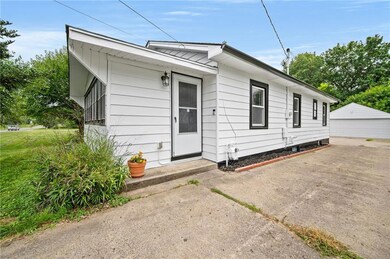 3269 E Douglas Ave, Des Moines, IA 50317 - photo 2