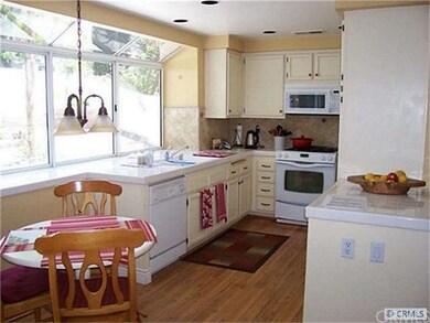 EAT-IN KITCHEN NOOK