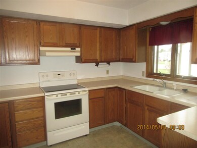 2337 S Oakhill Ave, Janesville, WI 53546 - photo 7