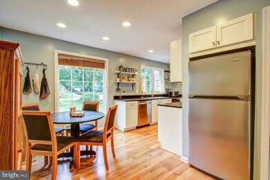 8809 Honeybee Ln, Bethesda, MD 20817 - photo 3