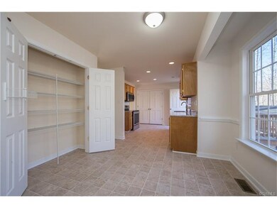 Eat-in kitchen/ dinning room