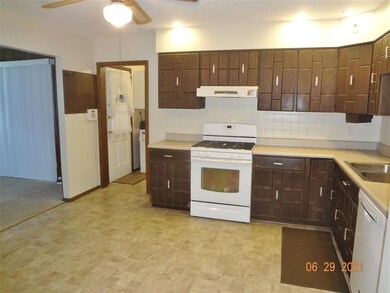 305 Northgate St, Lincoln, IL 62656 - photo 7