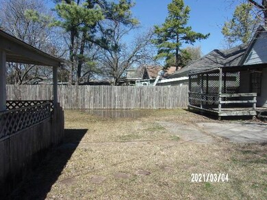 317 S Grand Ave, Gainesville, TX 76240 - photo 4