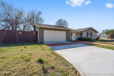 229 E 15th St, Claremore, OK 74017 - photo 6