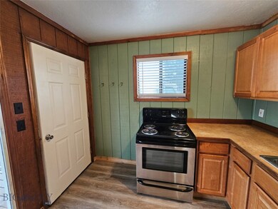 KITCHEN ENTRY WITH RANGE