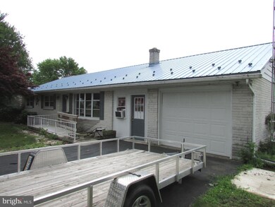 642 Hamilton Ave, Chambersburg, PA 17202 - photo 2