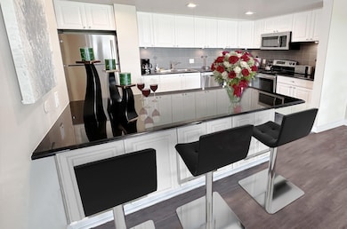 1A. 5552BR CONNECTED ISLAND kitch1FLOWE