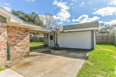 313 W Castle Harbour Dr, Friendswood, TX 77546 - photo 3