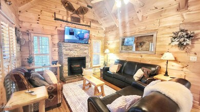 COZY FURNISHED COMMON AREA