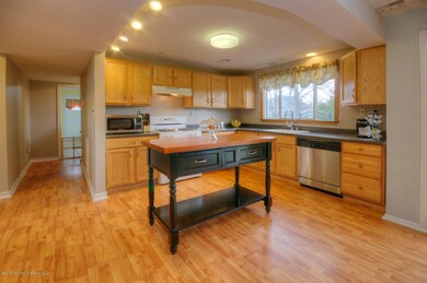 11 Burdge Dr Howell NJ 07731-large-024-1