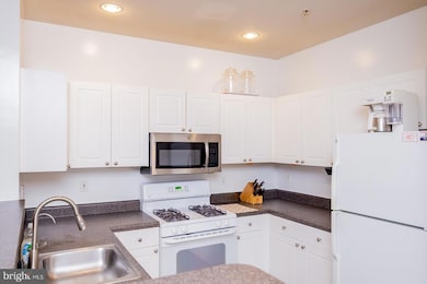 11373 Aristotle Dr unit 9-209, Fairfax, VA 22030 - photo 4