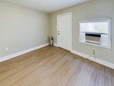 605 Enid St unit 1/2 3, Houston, TX 77009 - photo 2