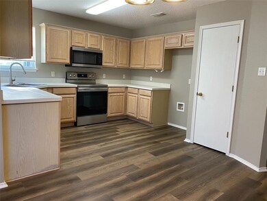 303 Preston Dr, Cleburne, TX 76033 - photo 6